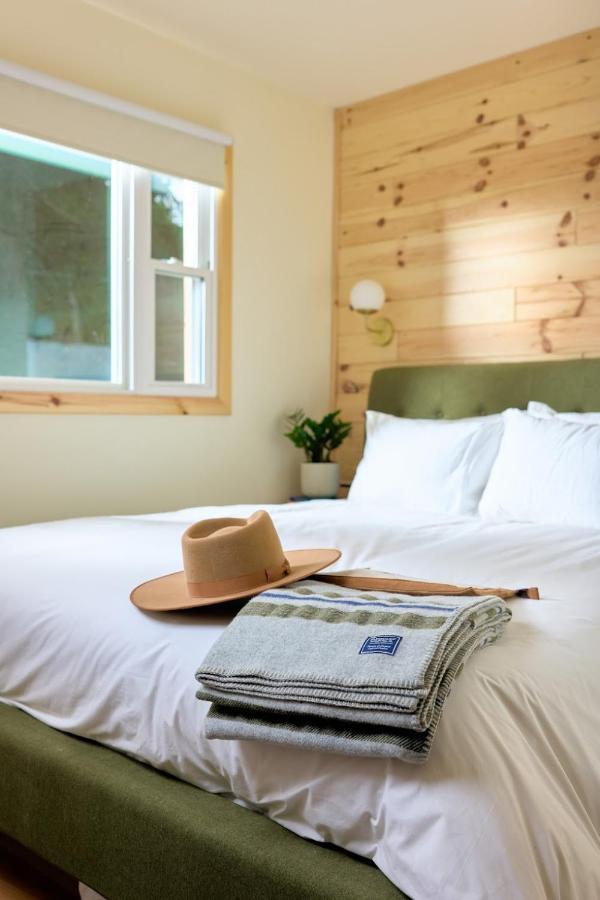 Hotel The Rex à Greentown Extérieur photo